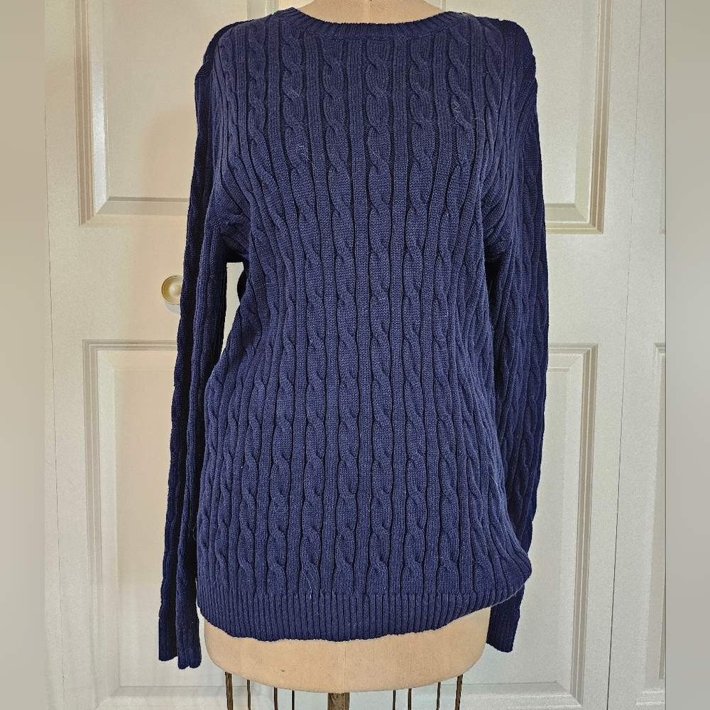Navy Blue Crew Neck Sweater with Cable Knit Pattern and Long Sleeves